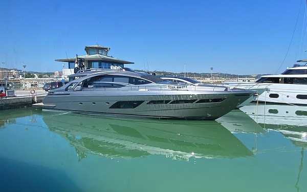 Продается моторная яхта PERSHING 8X 2022г.